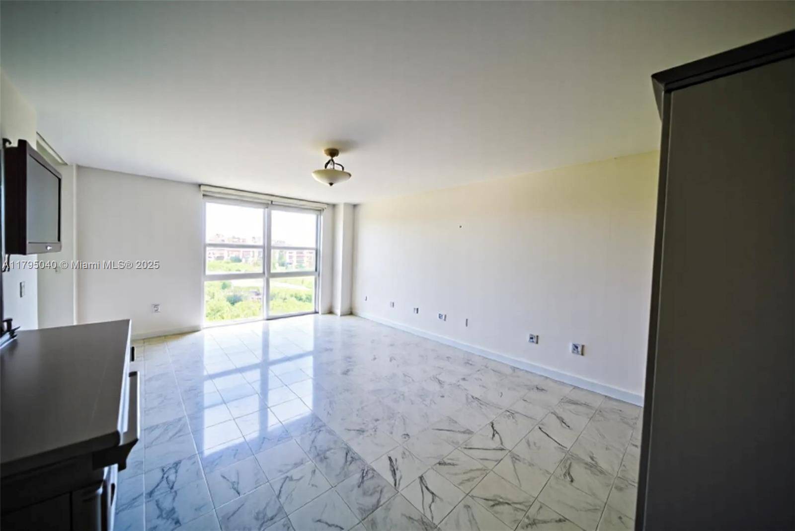 Key Biscayne, FL 33149,445 Grand Bay Dr #802