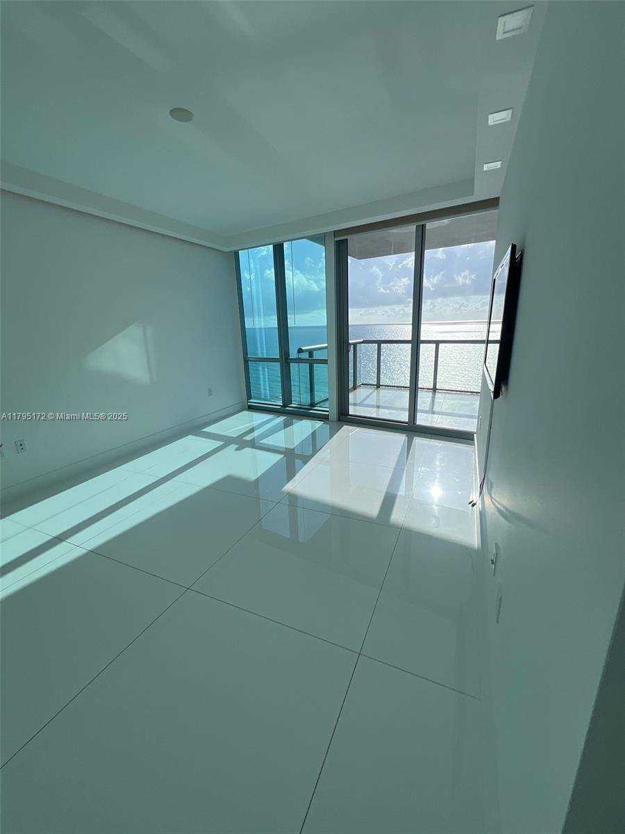 Sunny Isles Beach, FL 33160,17121 Collins Ave #1607