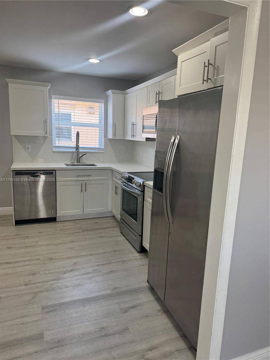 Hallandale Beach, FL 33009,124 SE 2nd Ave #1-2