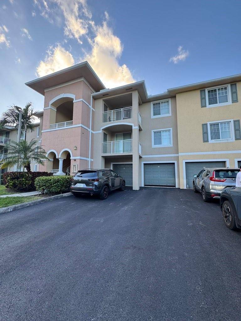 West Palm Beach, FL 33411,6492 Emerald Dunes Dr #305