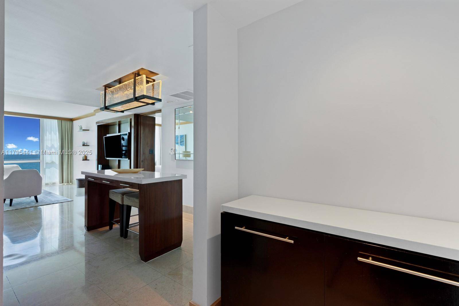 Miami Beach, FL 33141,6801 Collins Ave #605