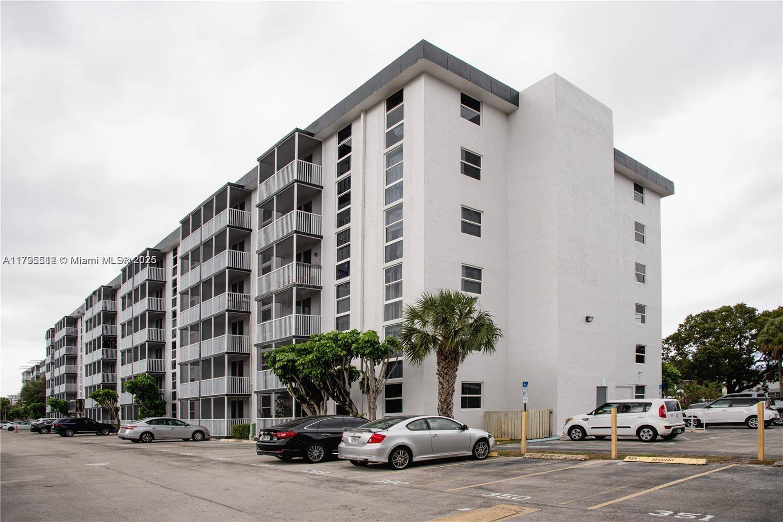 North Miami Beach, FL 33160,16950 W Dixie Hwy #A323