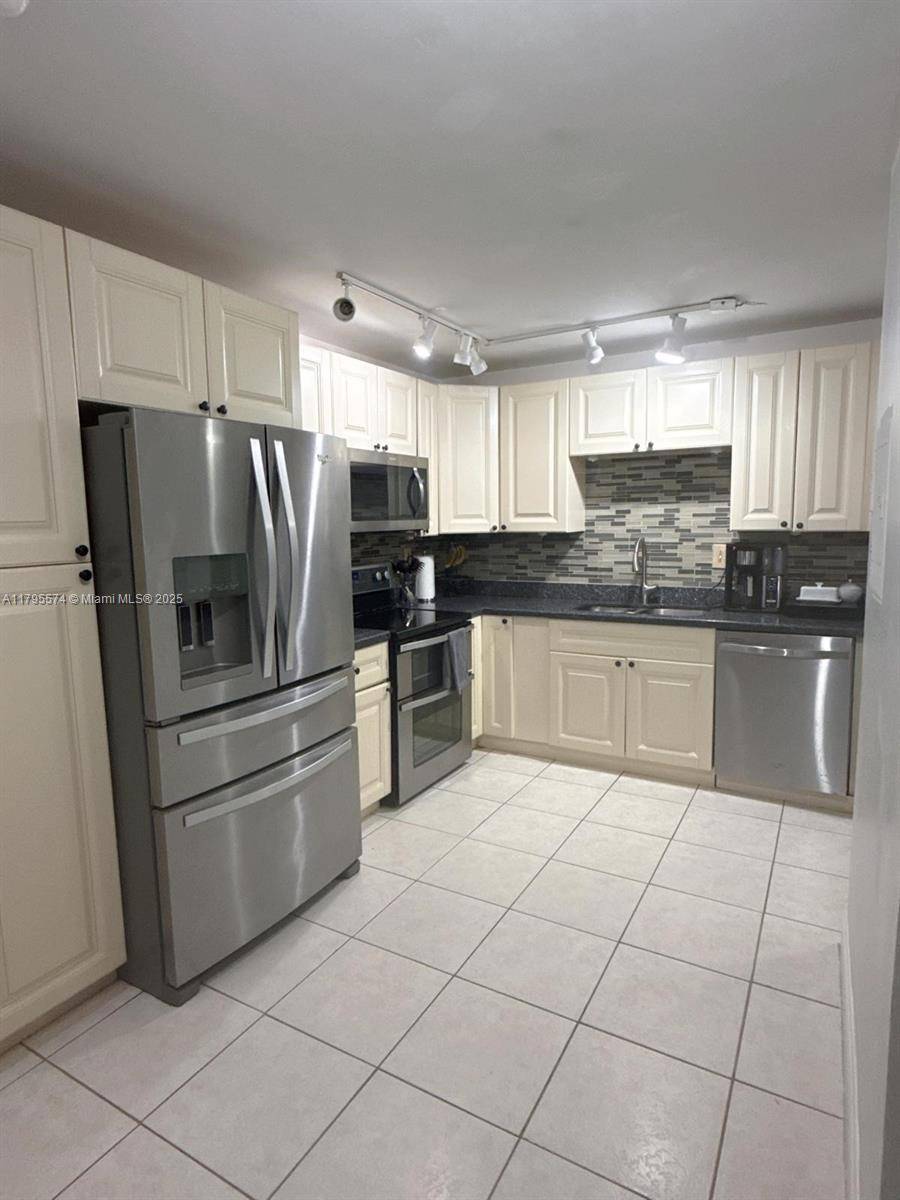 Boca Raton, FL 33428,9440 SW 8th St #123