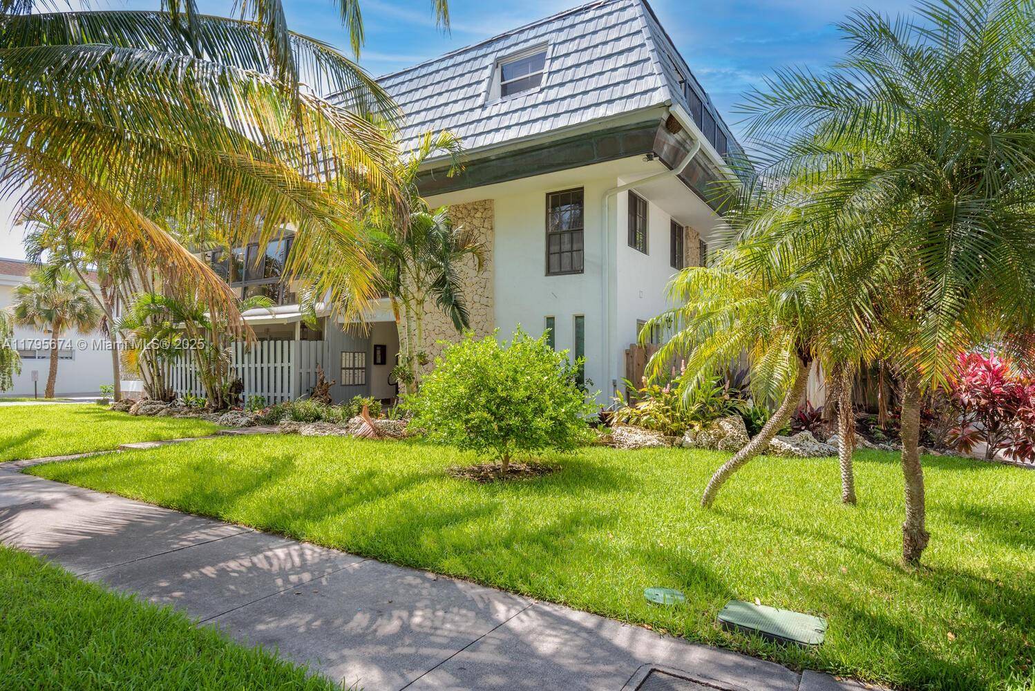 Key Biscayne, FL 33149,230 Sunrise Dr #10