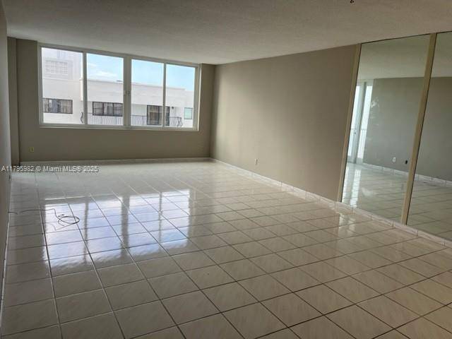 Miami Beach, FL 33140,5401 Collins Ave #611