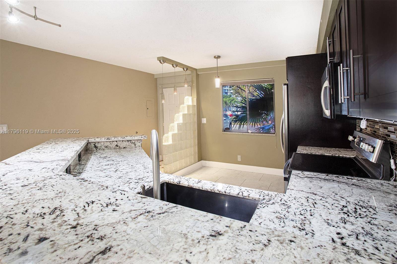 Pompano Beach, FL 33069,2213 Cypress Island Dr #102
