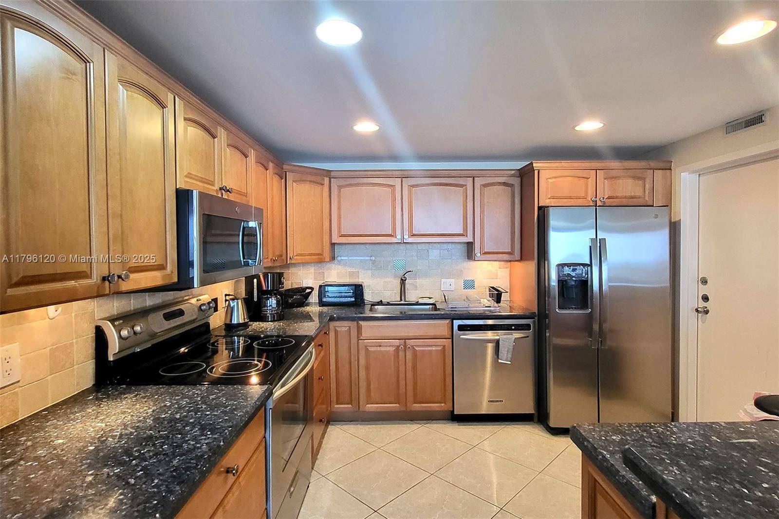 Hollywood, FL 33019,2101 S Ocean Dr #606