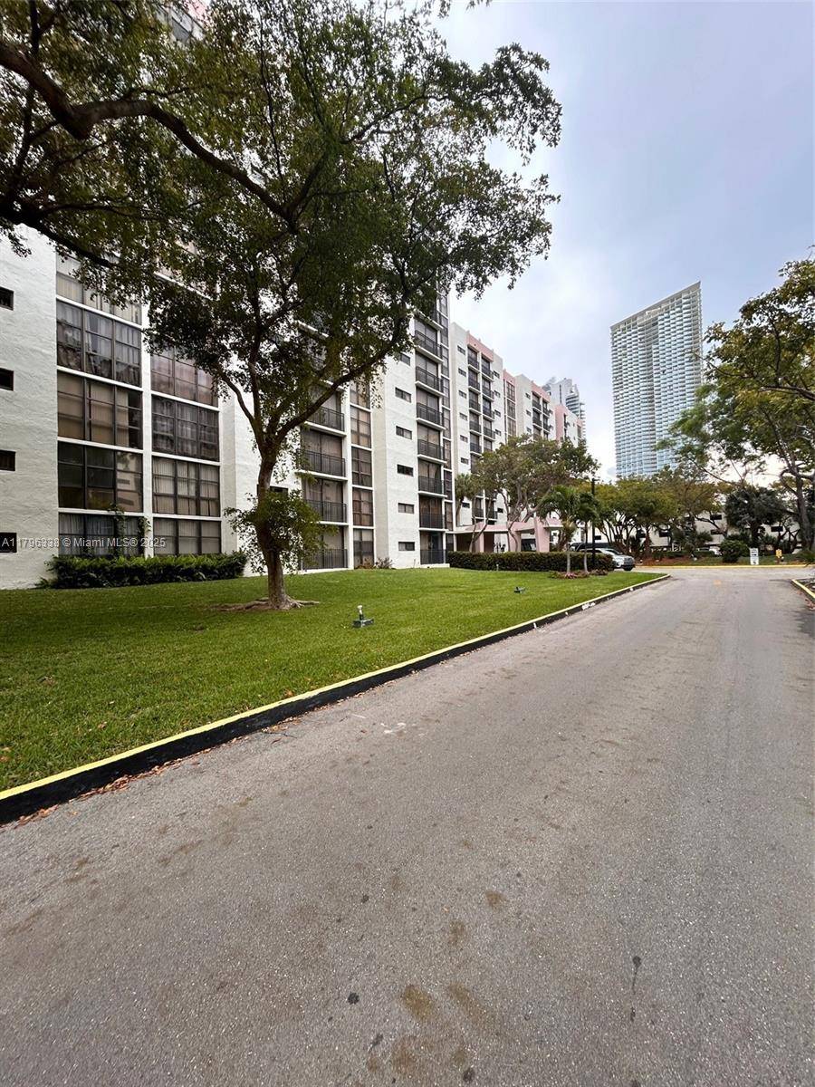 Sunny Isles Beach, FL 33160,17021 N Bay Rd #714