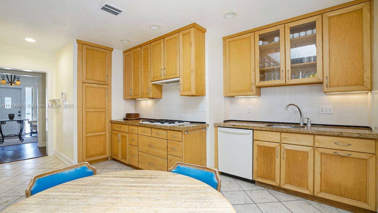 Miami Beach, FL 33141,1423 Biarritz Dr