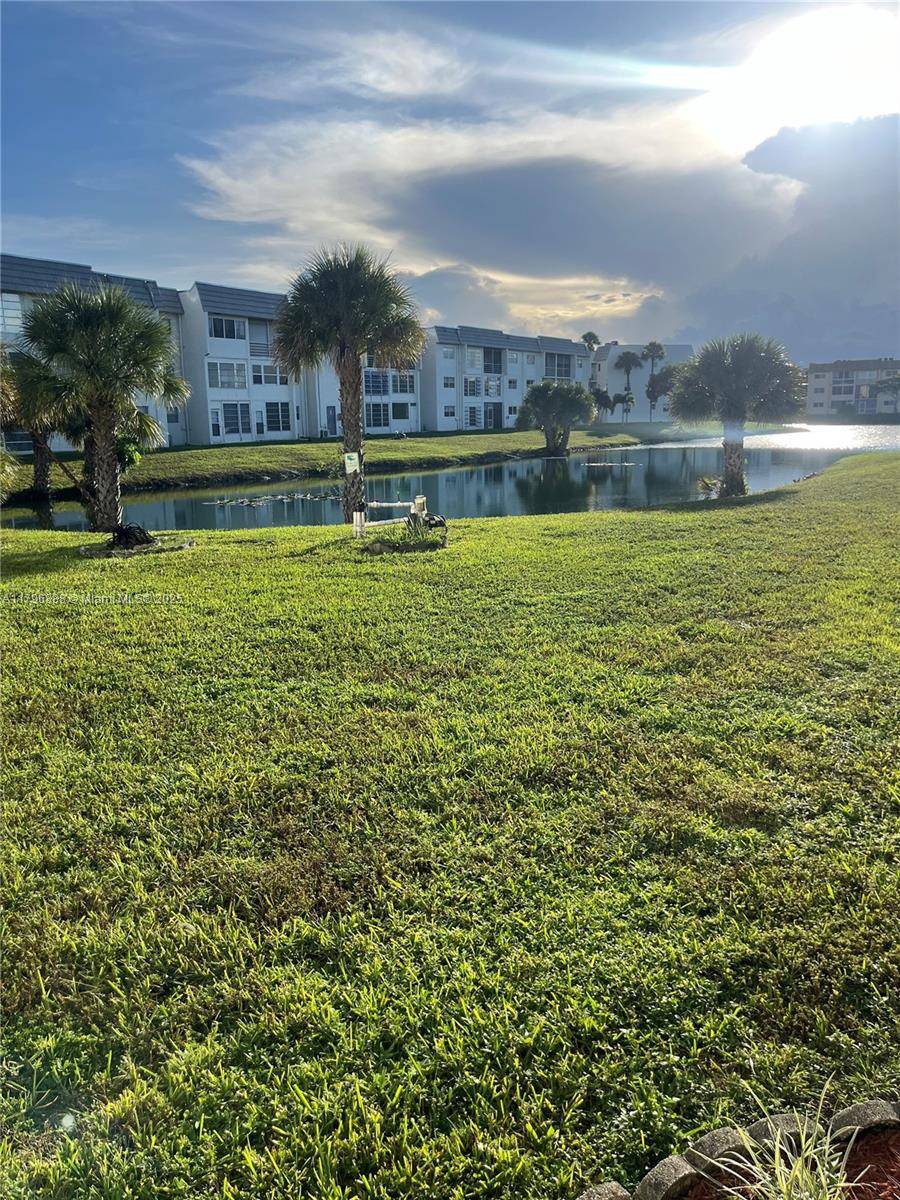 Sunrise, FL 33322,8280 Sunrise Lakes Blvd #301