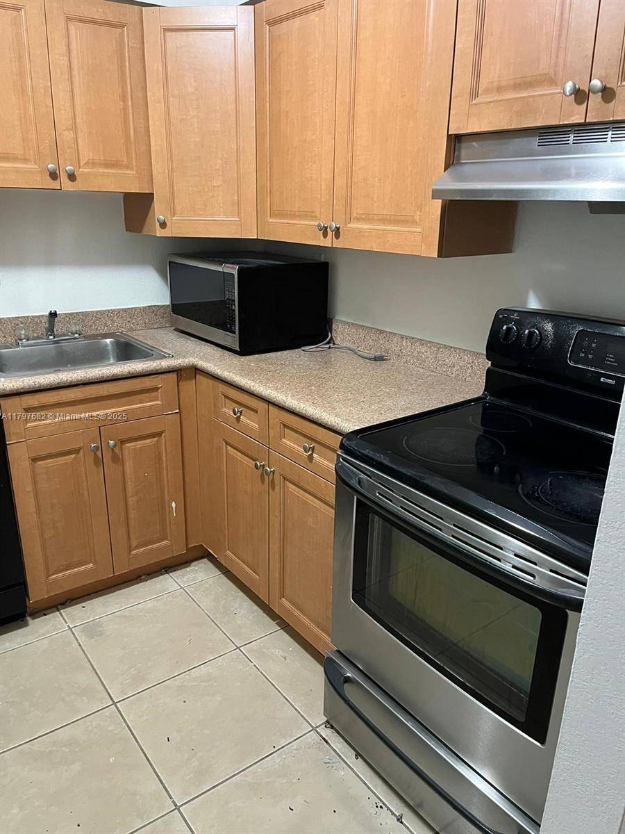 Doral, FL 33166,5221 Geneva Way #302