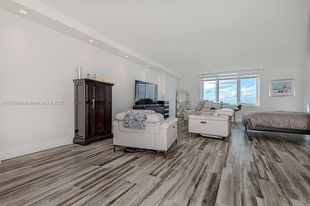 Miami Beach, FL 33139,2301 Collins Ave #1532