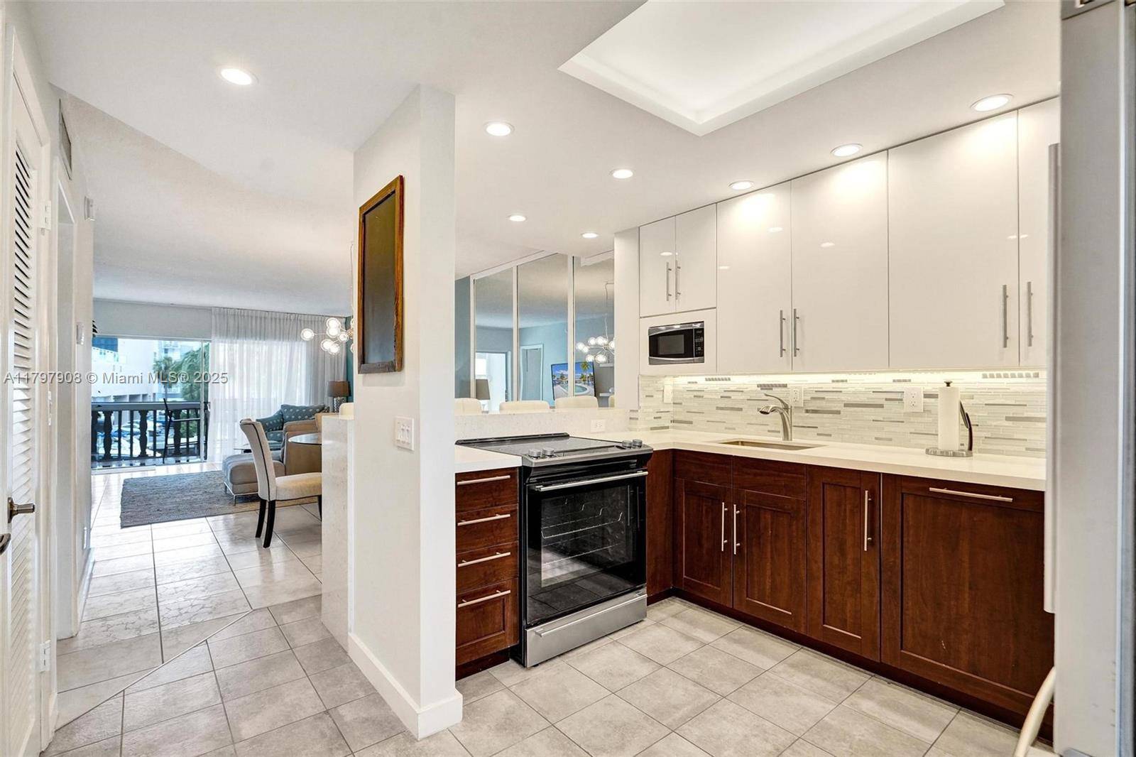 Hallandale Beach, FL 33009,450 Paradise Isle Blvd #204