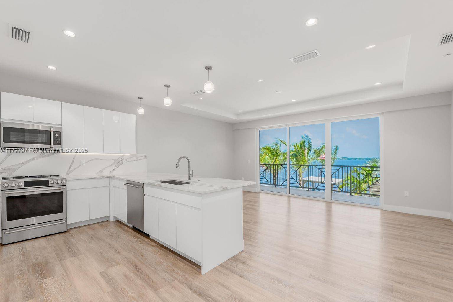Stuart, FL 34994,41 SW Seminole St #403