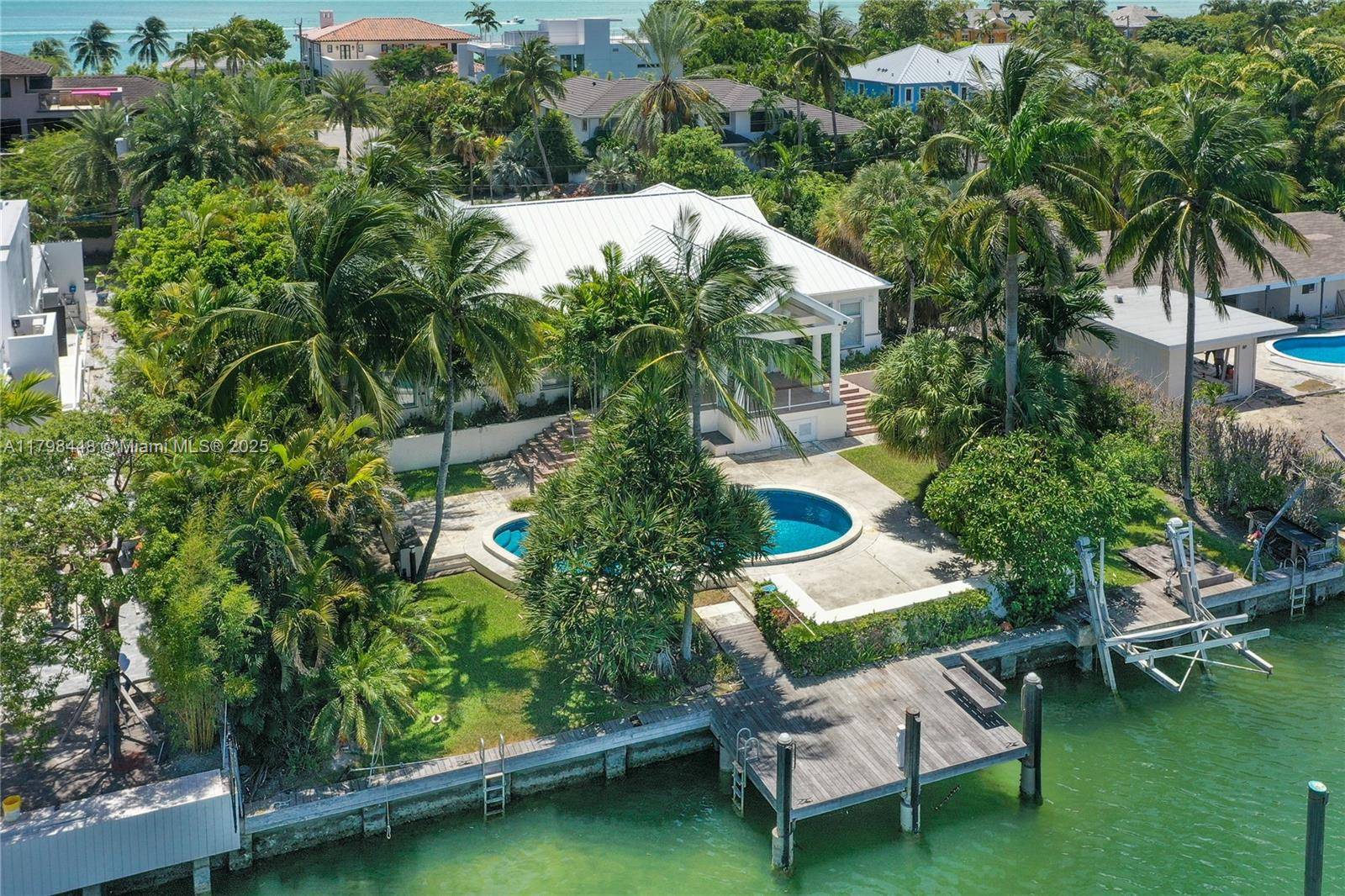 Key Biscayne, FL 33149,621 N Mashta Dr