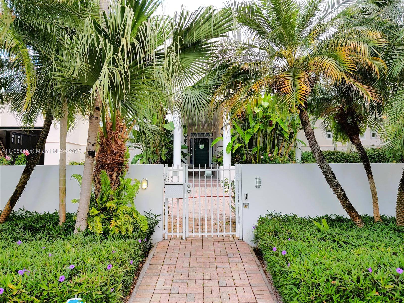 Key Biscayne, FL 33149,621 N Mashta Dr