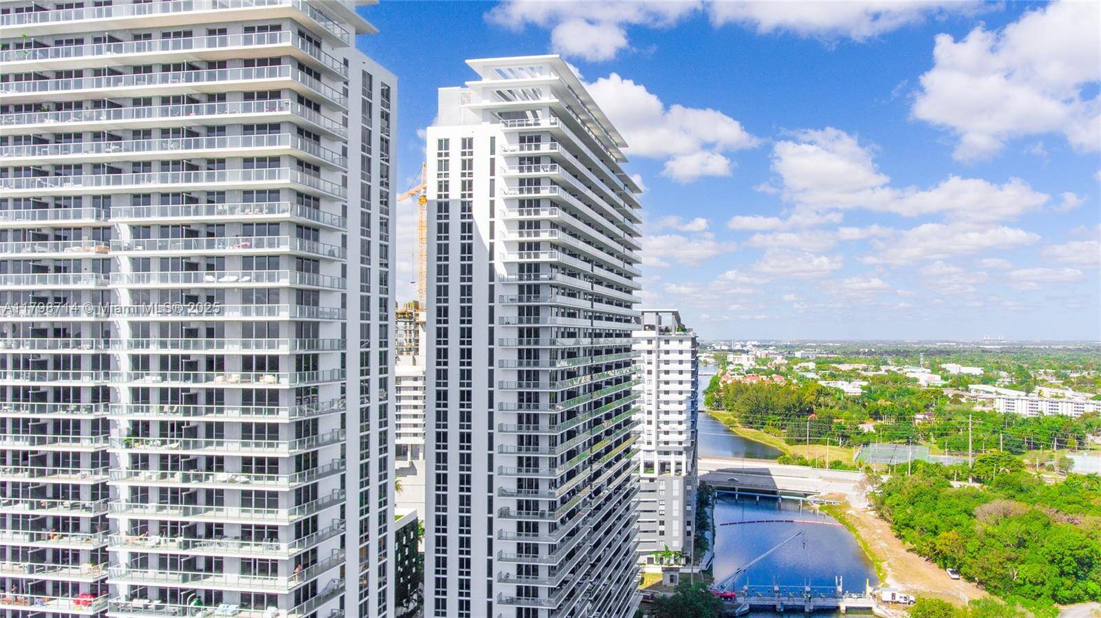 North Miami Beach, FL 33160,16385 Biscayne Blvd #404