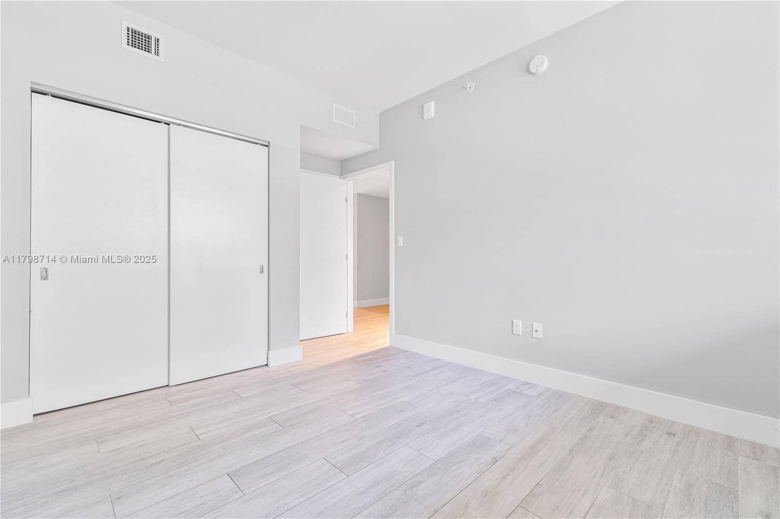 North Miami Beach, FL 33160,16385 Biscayne Blvd #404