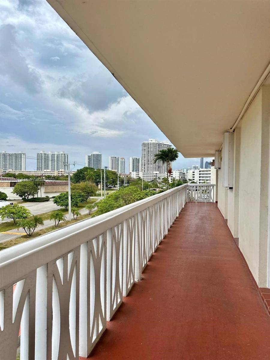 Aventura, FL 33160,2920 Point East Dr #N408