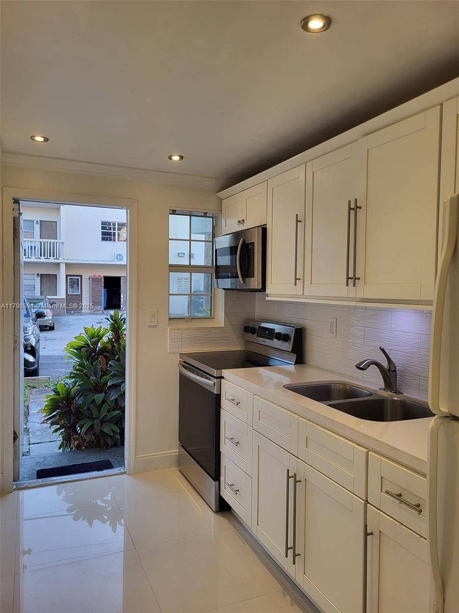 North Miami Beach, FL 33162,1450 NE 170th St #106