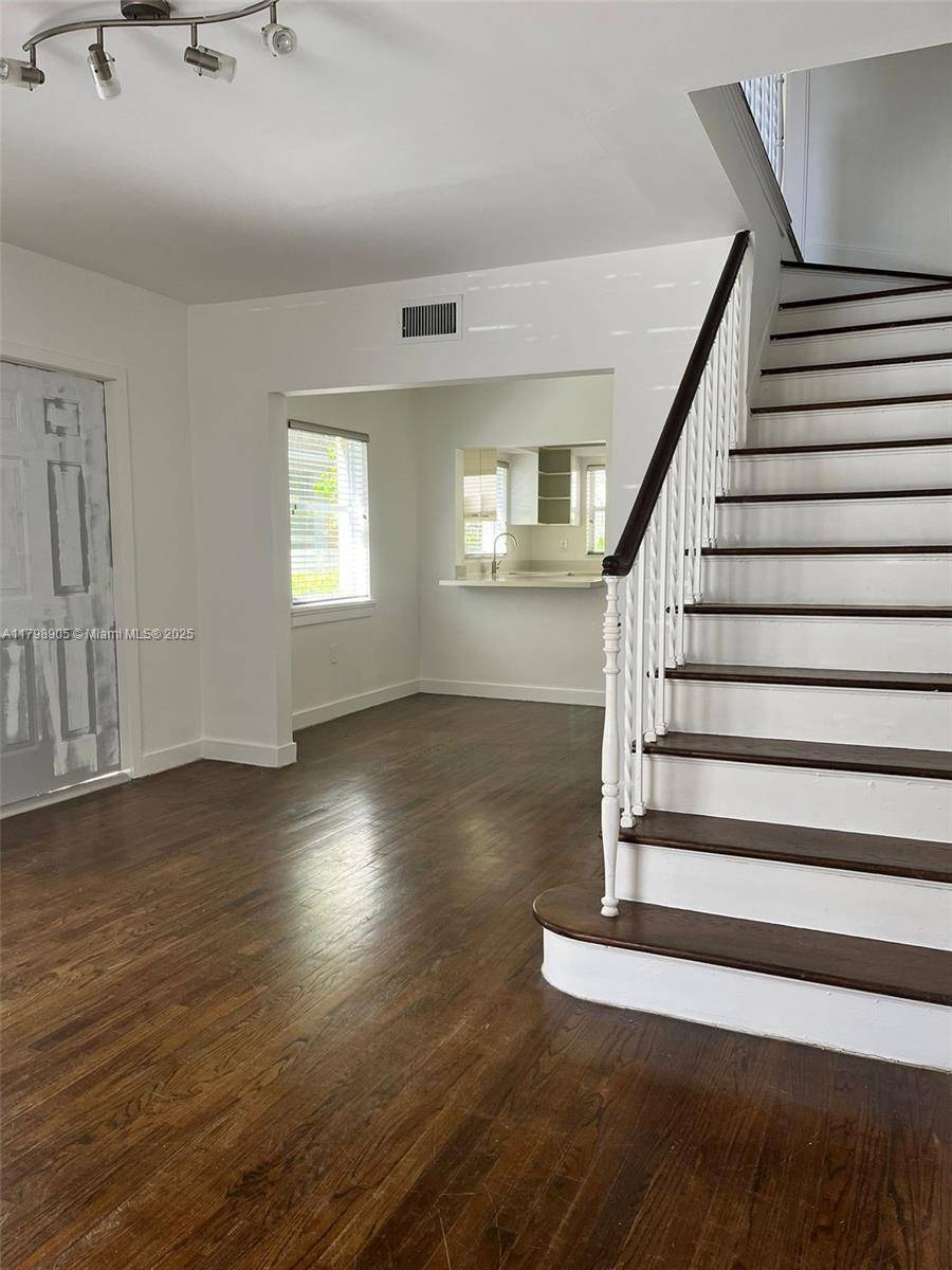 Miami Beach, FL 33140,833 W 39th St #2