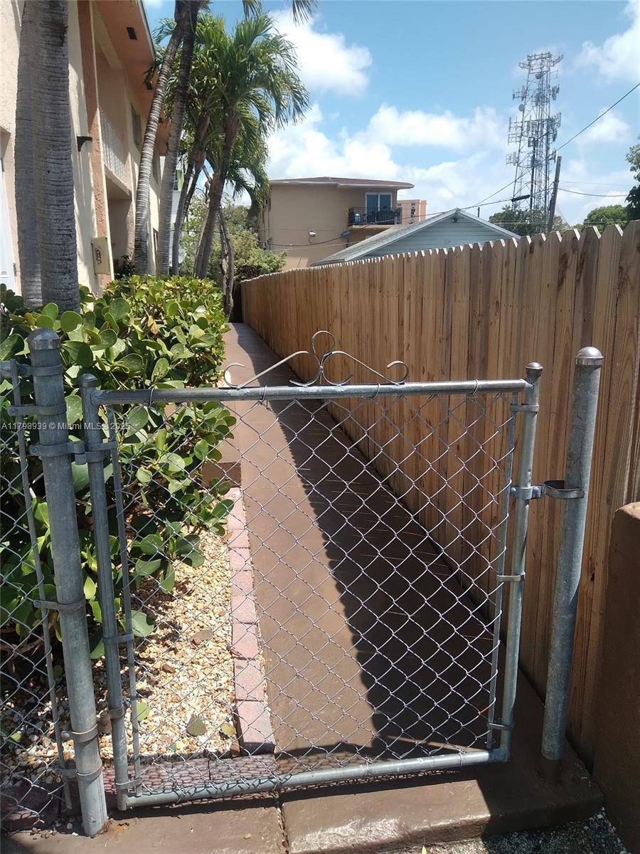 Miami, FL 33125,1353 NW 5 St