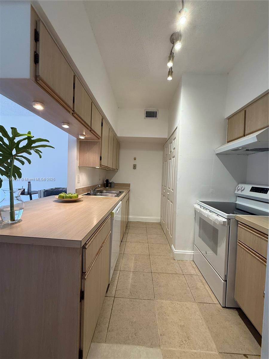 Hialeah, FL 33015,18322 NW 68th Ave #B