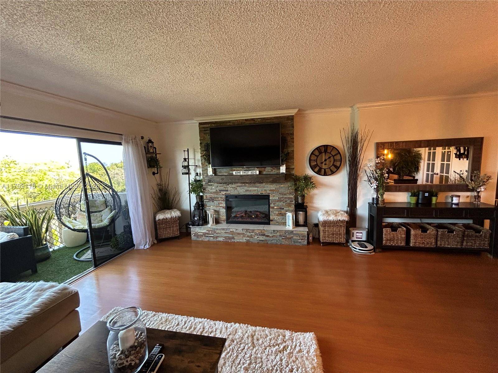 Miami, FL 33179,800 NE 195th St #409