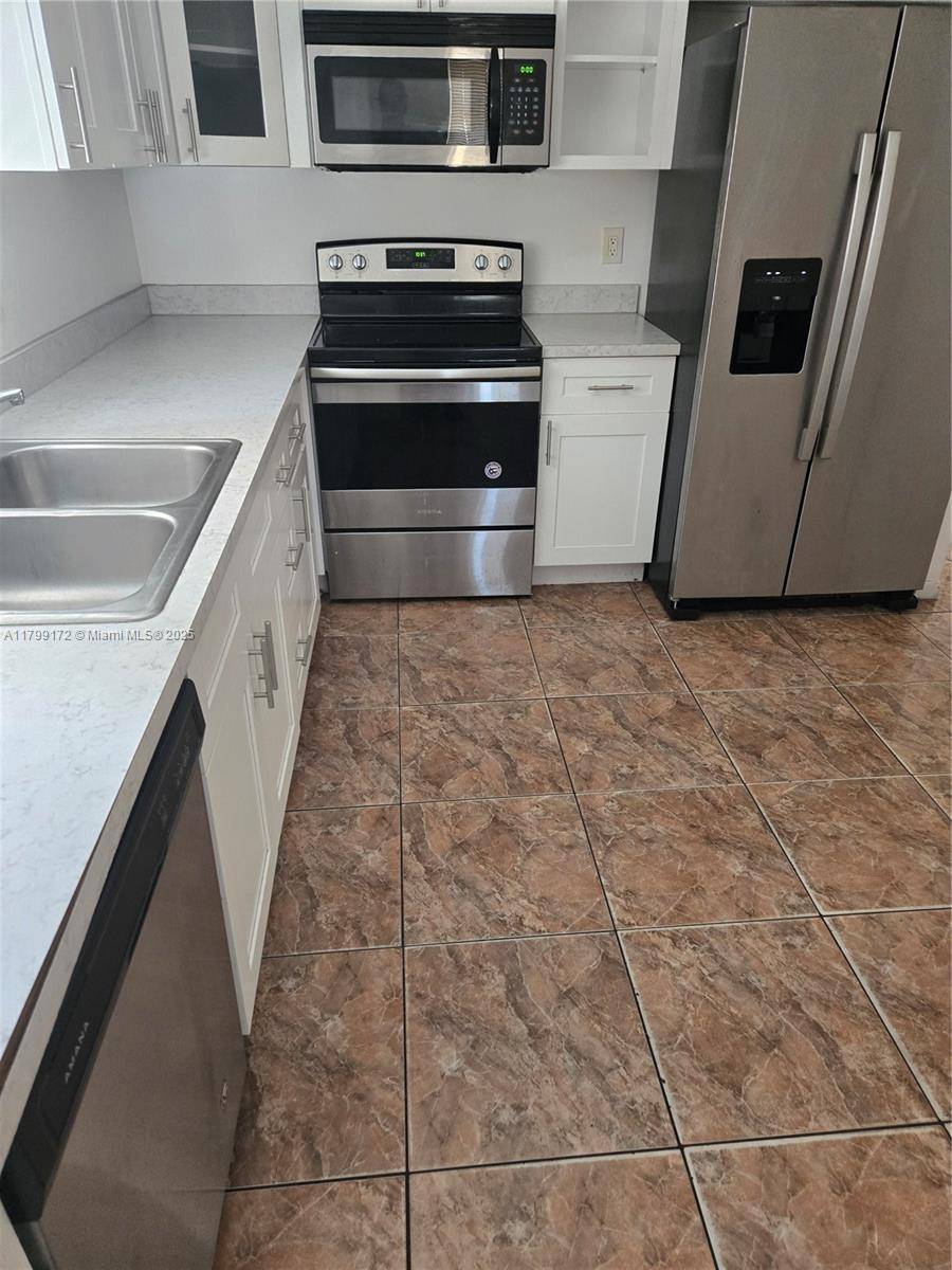Hollywood, FL 33020,Address not disclosed