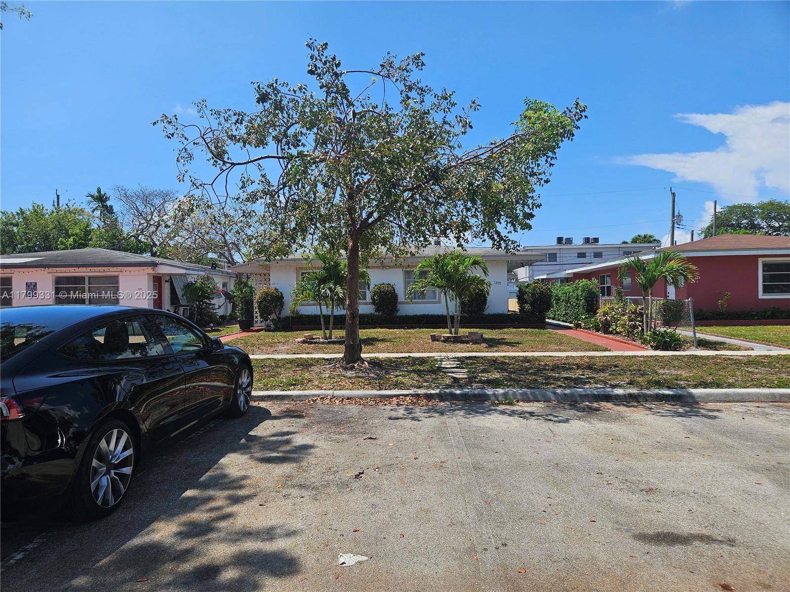 North Miami Beach, FL 33162,1970 NE 168th St #2