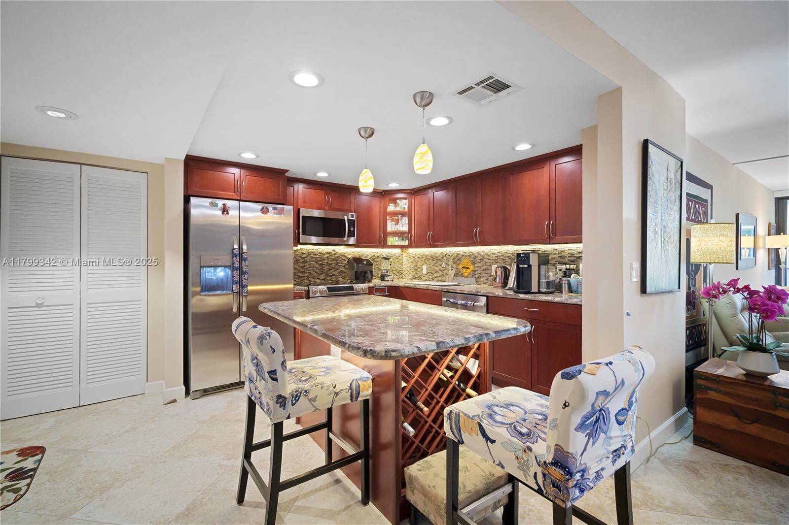 Hollywood, FL 33019,2301 S Ocean Dr #907