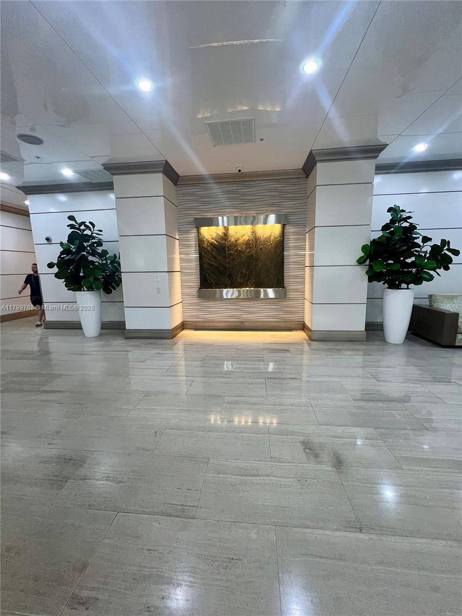 Sunny Isles Beach, FL 33160,19390 Collins Ave #303