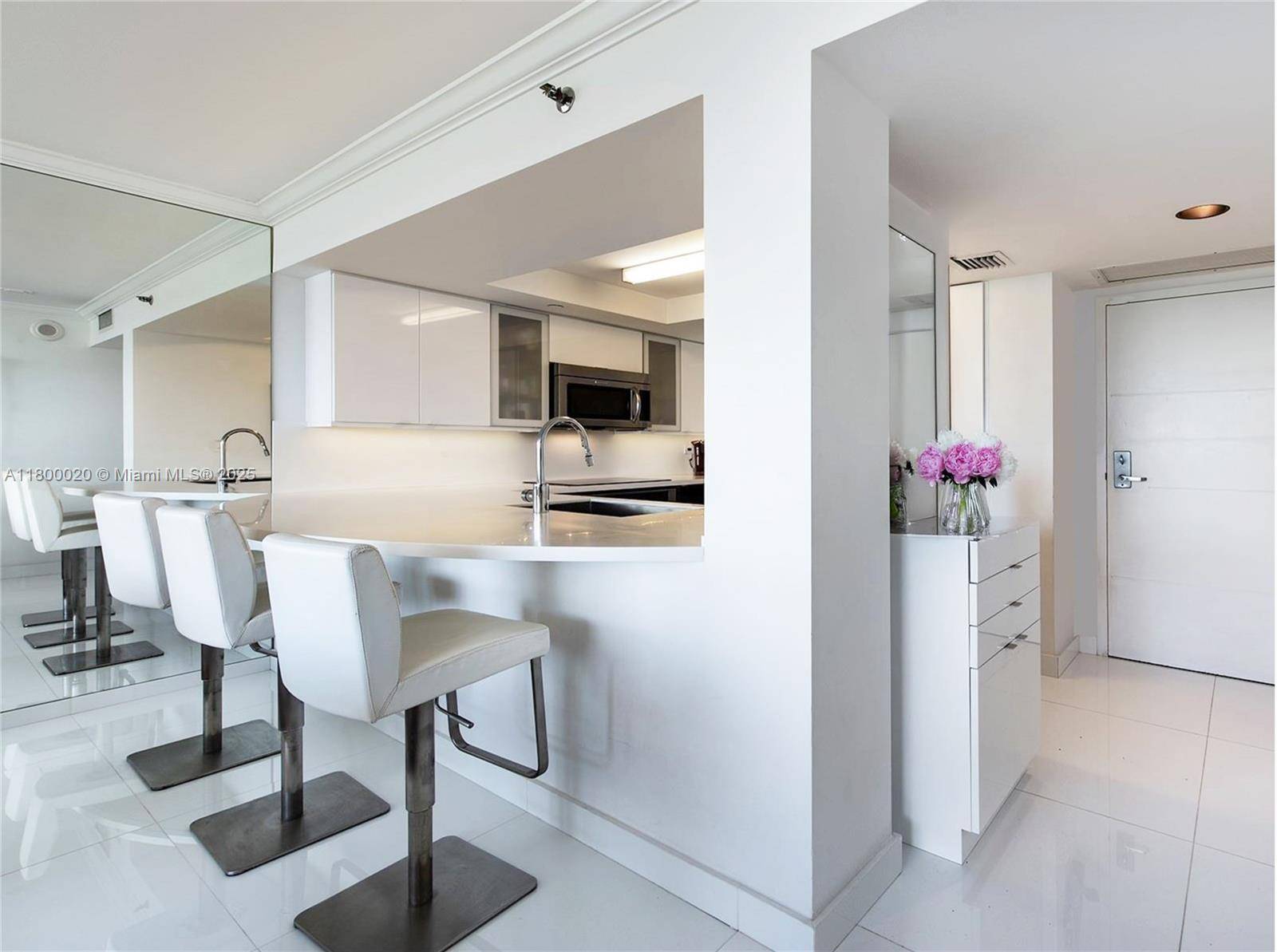 Miami Beach, FL 33139,400 S Pointe Dr #605