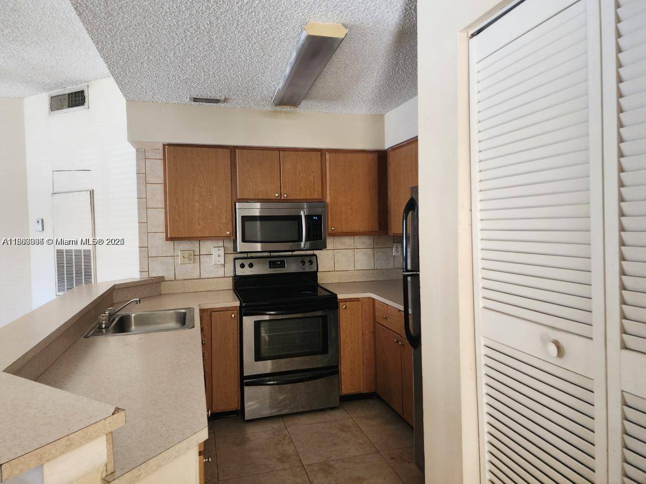 Fort Lauderdale, FL 33315,2445 SW 18th Ter #401