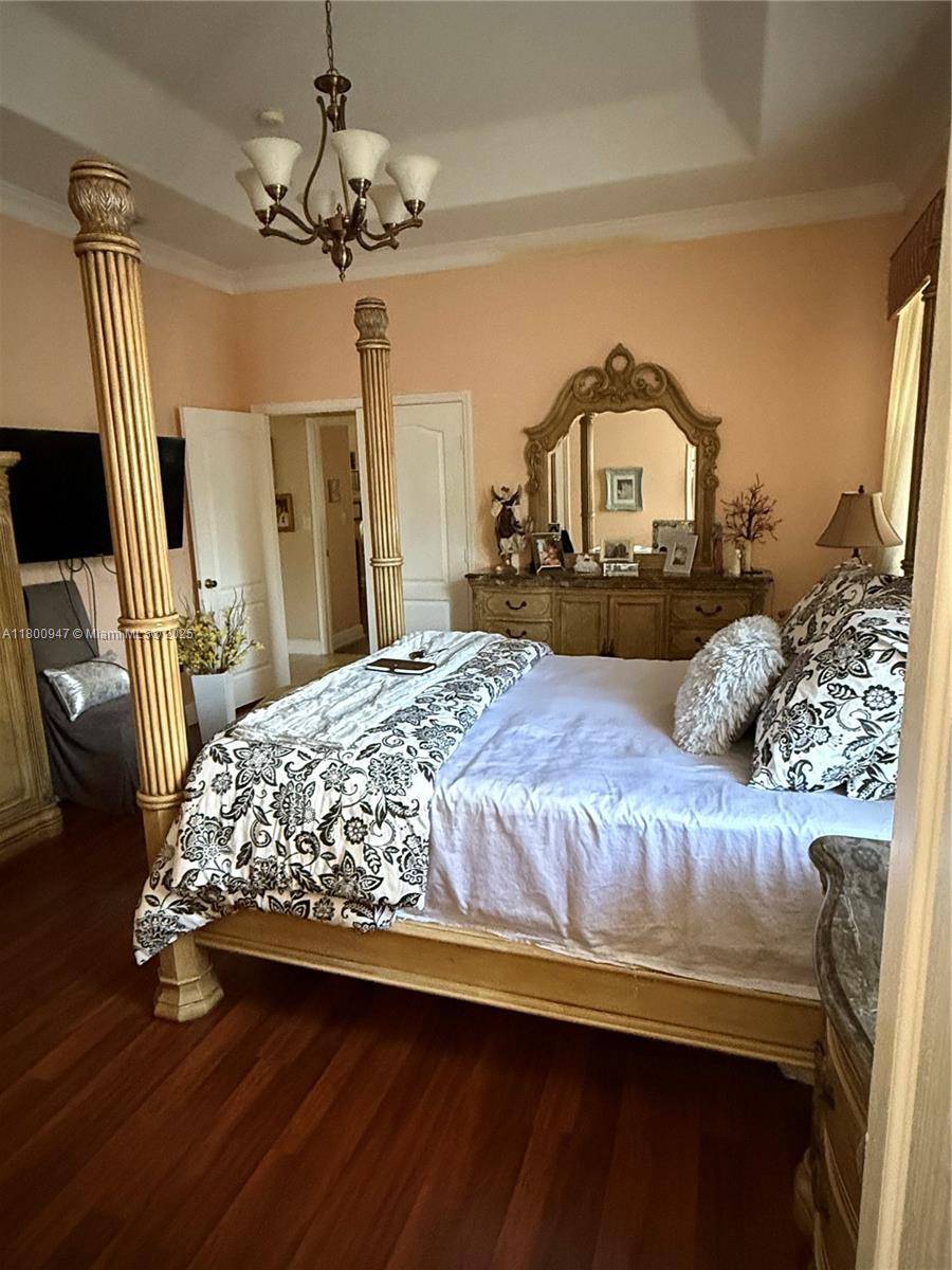 Hialeah, FL 33018,8943 NW 174th St