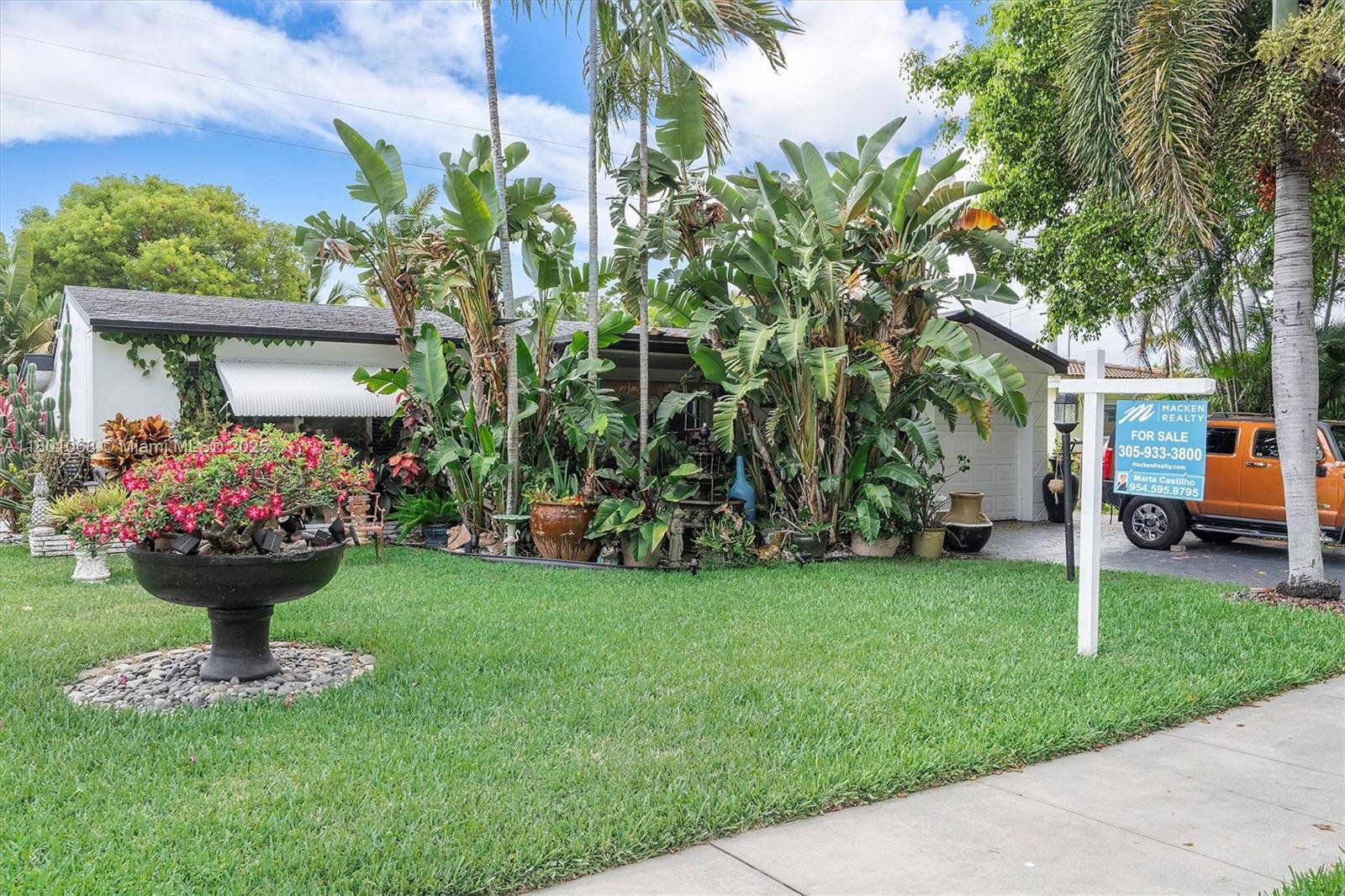 Hallandale Beach, FL 33009,1012 NE 8th St