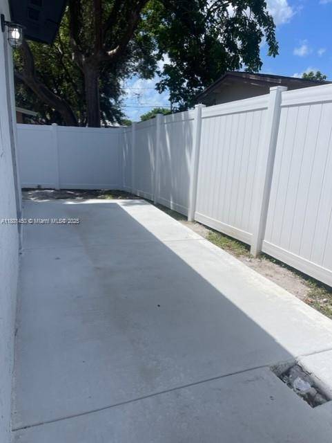 Dania Beach, FL 33004,217 NW 7th Ave #1-2