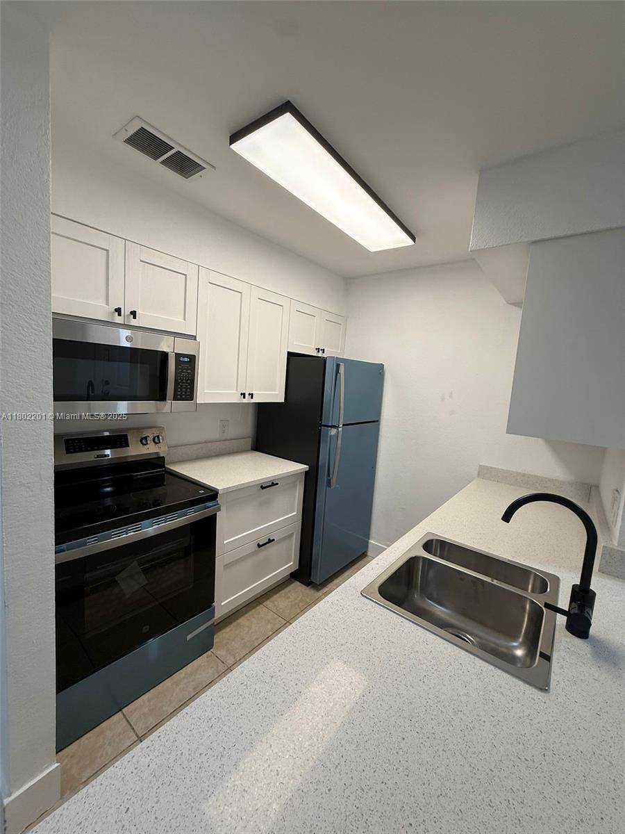 Davie, FL 33328,2846 S University Dr #4103