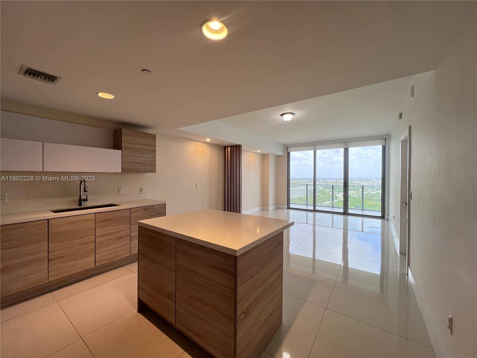 North Miami Beach, FL 33160,16385 Biscayne Blvd #2103