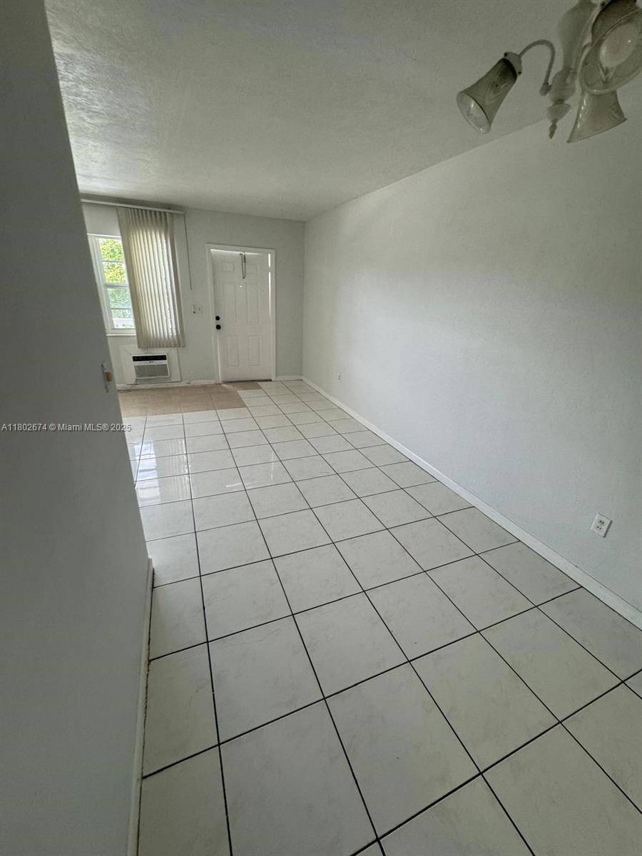 North Miami Beach, FL 33162,1451 NE 170th St #210A