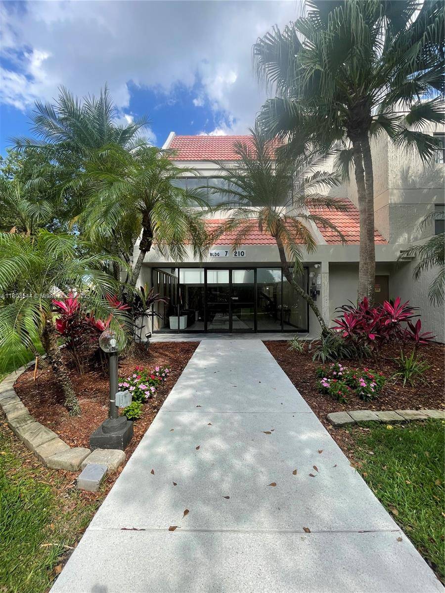 Weston, FL 33326,210 Lakeview Dr #109