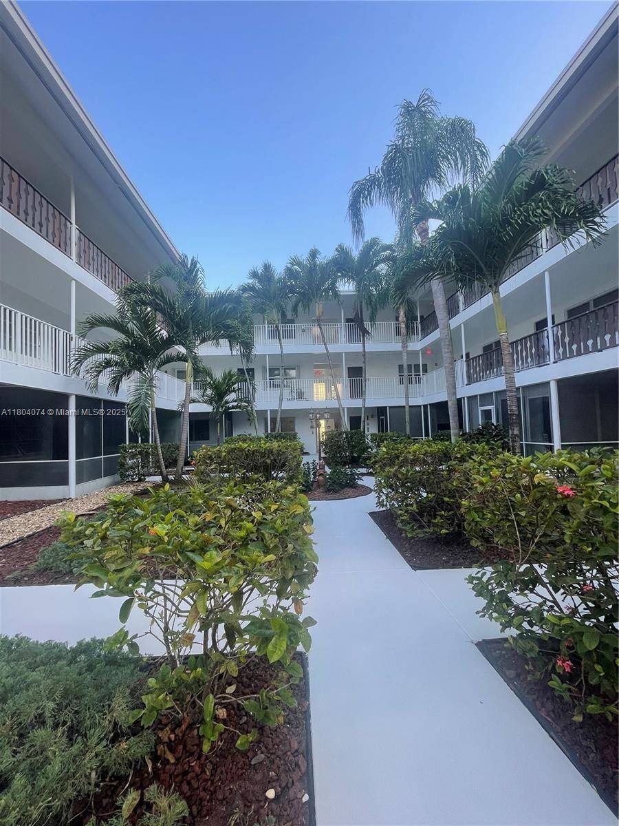 Hollywood, FL 33020,1930 Jackson St #5