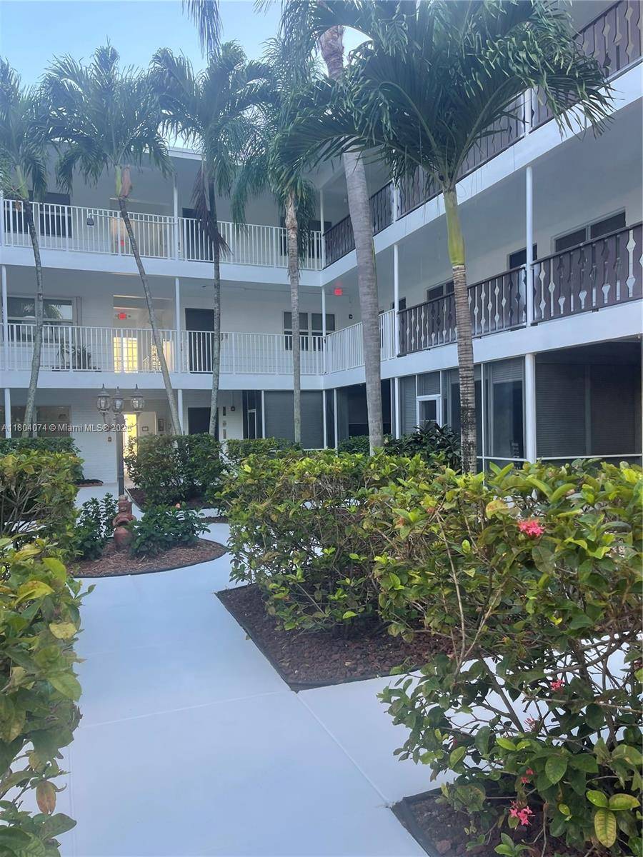Hollywood, FL 33020,1930 Jackson St #5