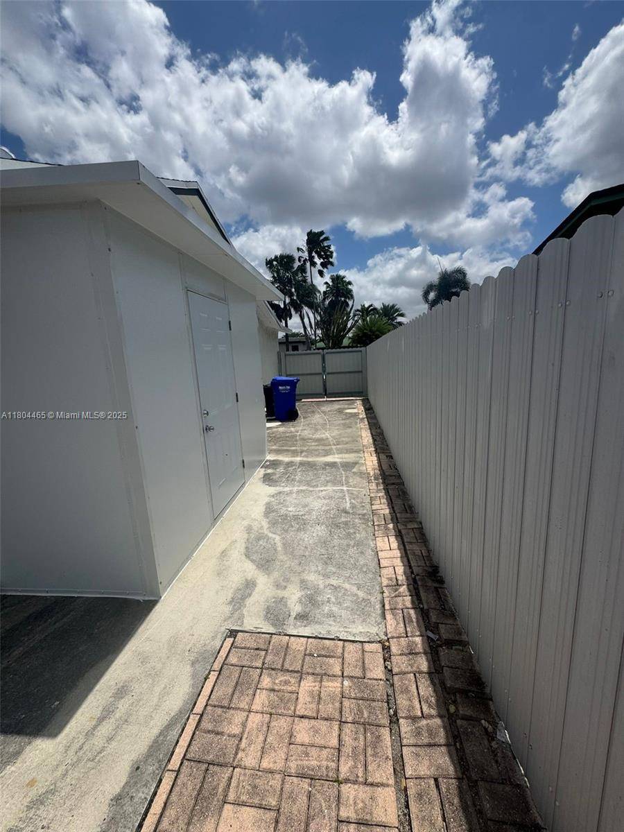 Pembroke Pines, FL 33024,9431 NW 10th St