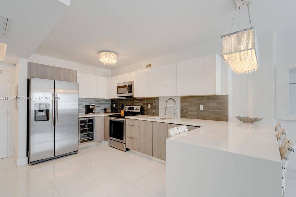 Miami Beach, FL 33139,100 Lincoln Rd #614