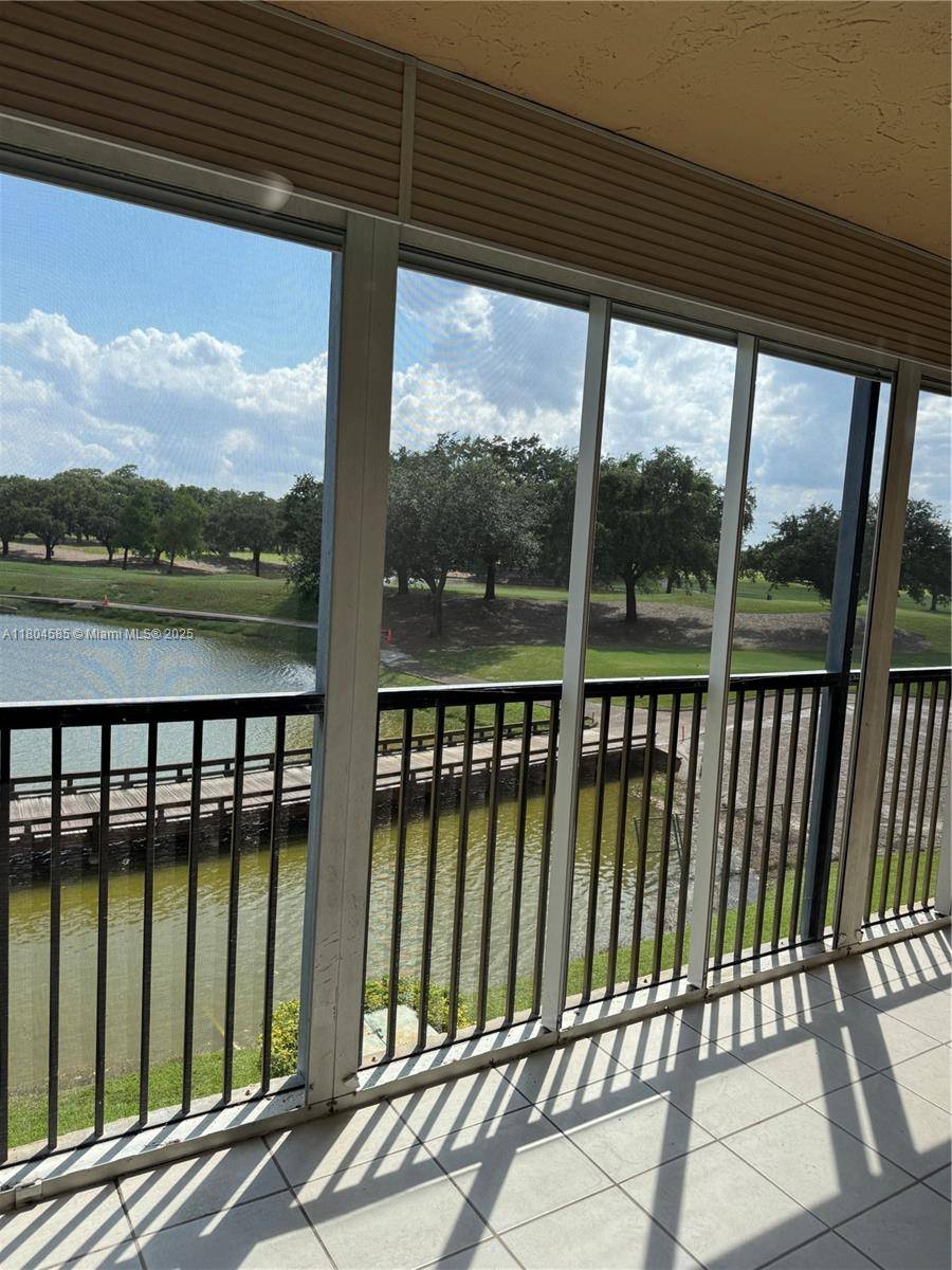 Davie, FL 33328,3001 W Rolling Hills Cir #305