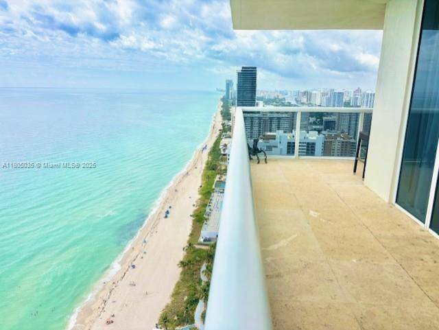 Hallandale Beach, FL 33009,1830 S Ocean Dr #3702