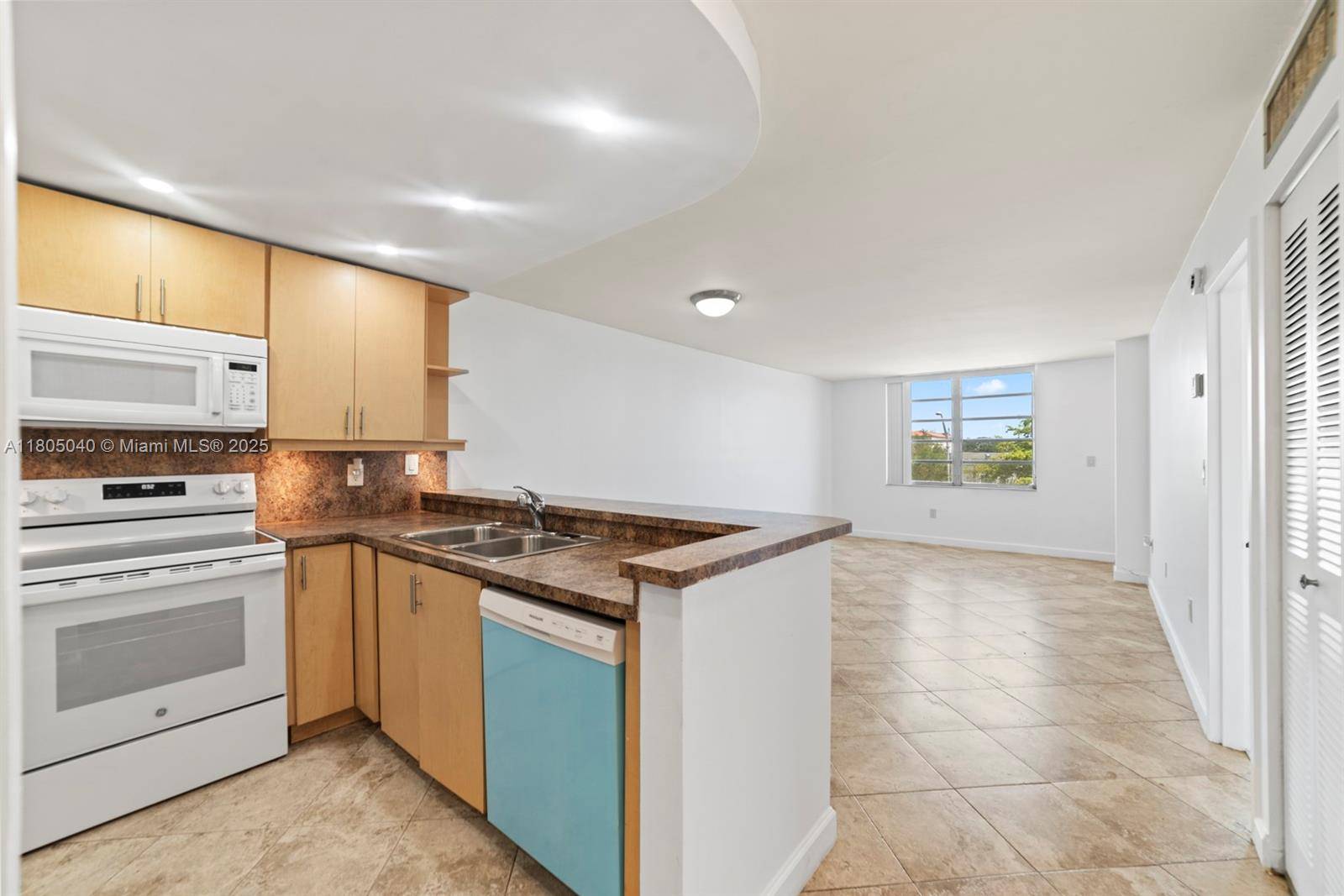 North Miami, FL 33161,1250 NE 125th St #405C