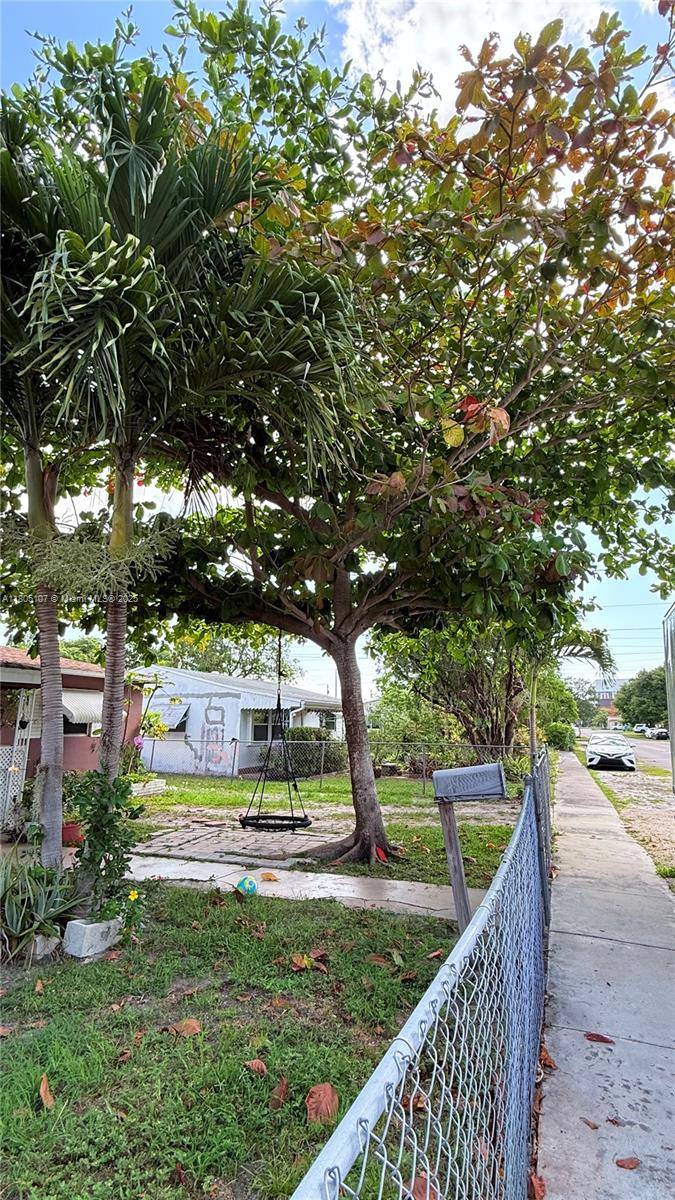 Hollywood, FL 33020,2215 Coolidge St