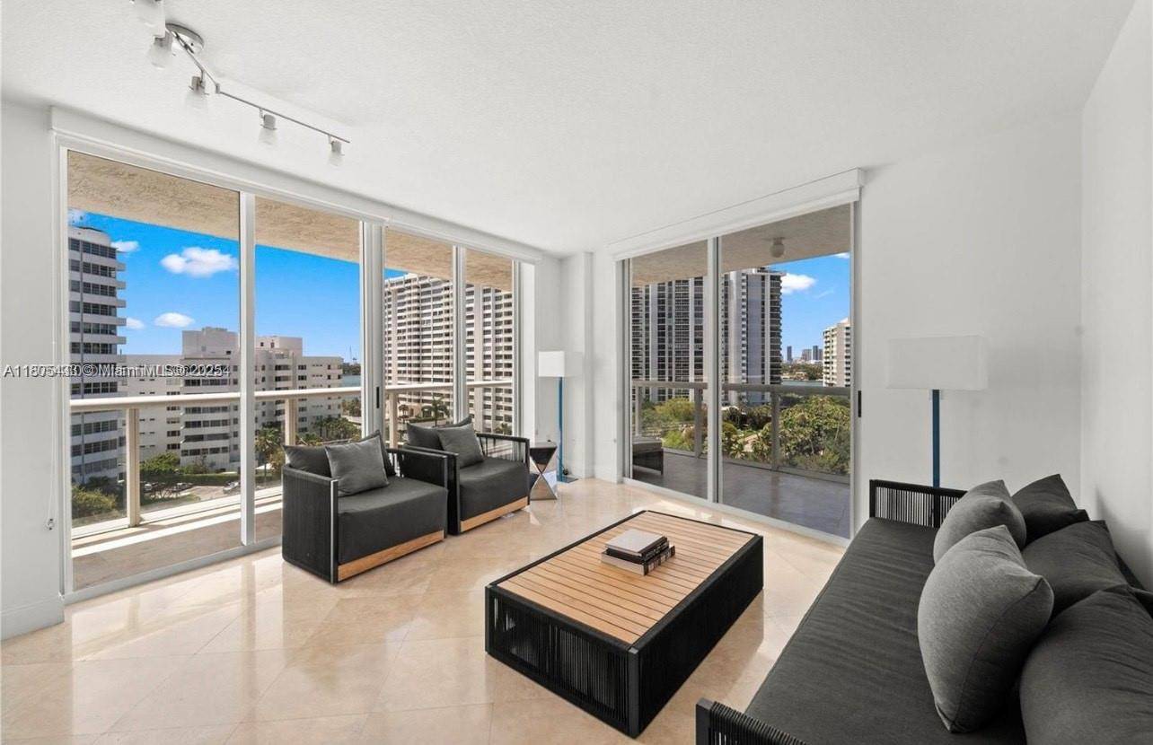 Miami Beach, FL 33139,10 Venetian Way #906